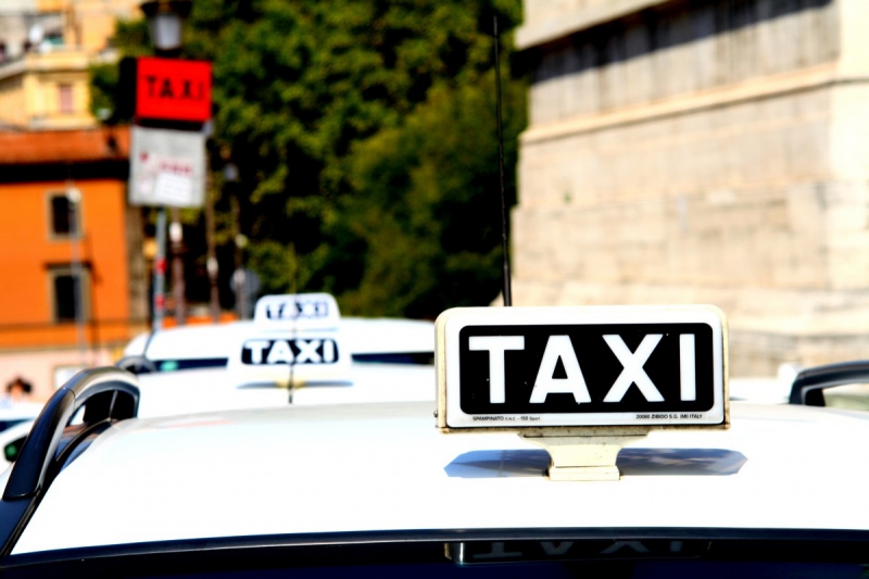 taxis-VILLECROZE-min_taxi_auto_rome_road_white-1051610